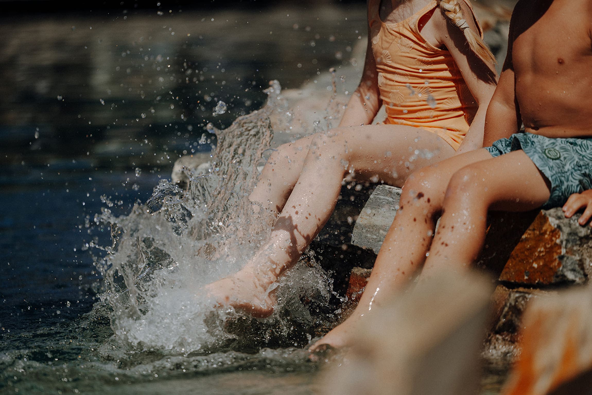Kinder genießen unbeschwerte Momente am Naturbadeteich