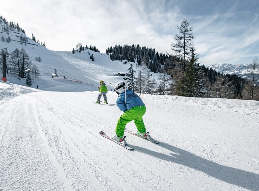 Children learn to ski on gentle slopes in the family-friendly ski area Ski amadé © Snow Space Salzburg / Wagrain-Kleinarl / Christian Schartner